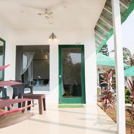 Tropical Valley Resort Morjim Exterior photo