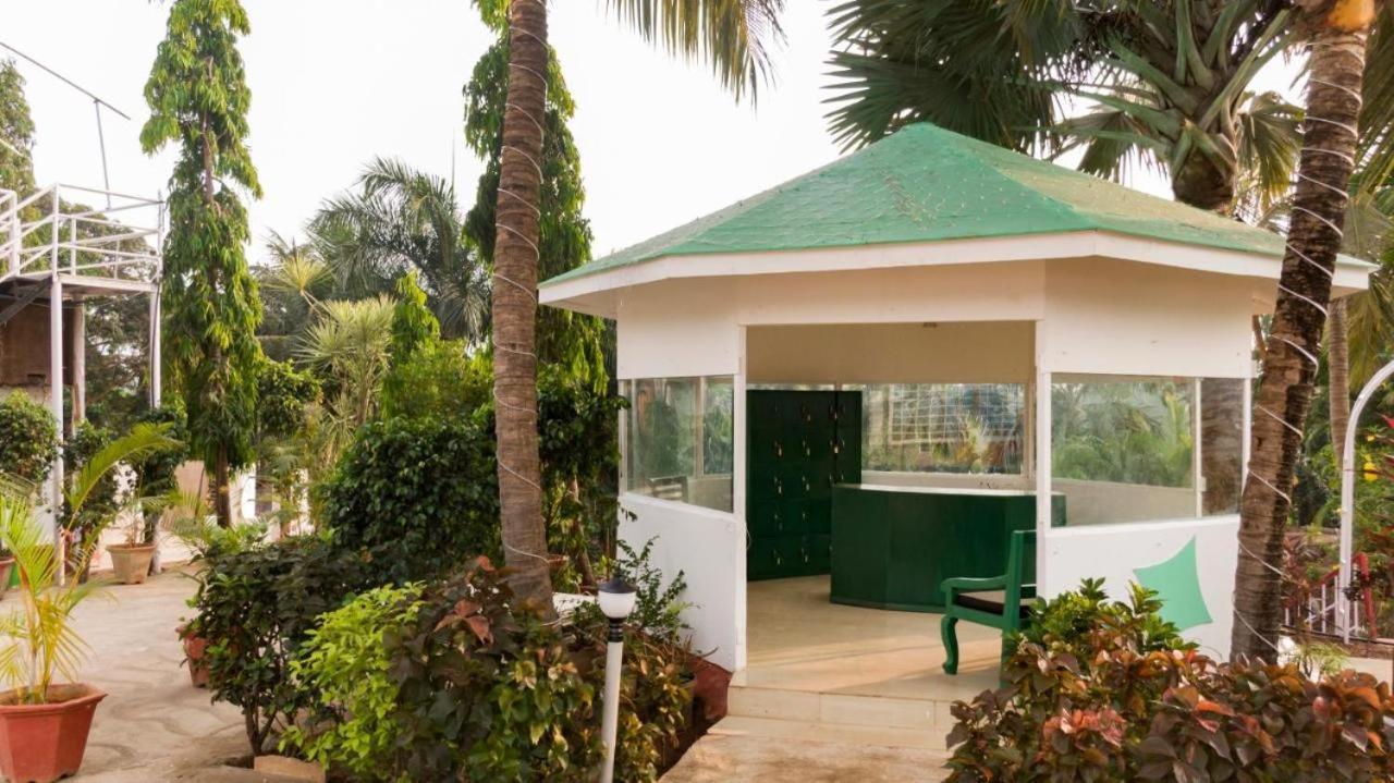 Tropical Valley Resort Morjim Exterior photo