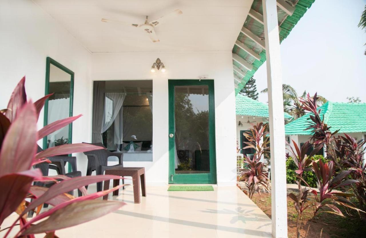 Tropical Valley Resort Morjim Exterior photo